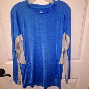 A Hang Ten UPF 50 protection long sleeve t-shirt in a men's medium.
